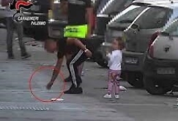 Quei 50 bambini che fanno i pusher anziché andare a scuola: e il Tribunale potrebbe sottrarli alle famiglie