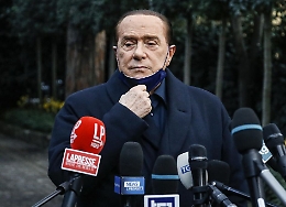 Berlusconi fa un passo indietro: «Non mi candido alla Presidenza della Repubblica, ma Draghi resti premier»