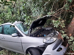 Giovane 23enne si schianta con l'auto contro un albero: è grave
