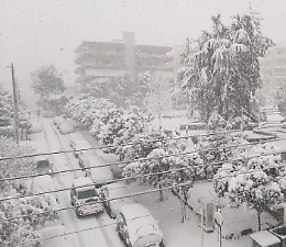 La Grecia ricoperta dalla neve: ad Atene chiudono scuole e Parlamento