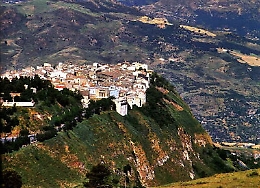 Frana il terreno e cadono massi a Polizzi Generosa: case evacuate