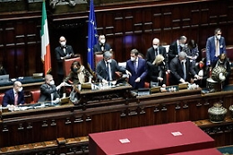 Fumata nera per il Colle in clima a metà tra confusione e dialogo