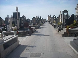 Cimitero di Adrano: rubati peluche e fiori da una tomba