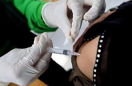 Ha la terza dose ma booster non risulta: maestra rischia la sospensione dal lavoro