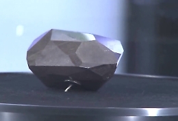 All'asta Enigma, il super diamante nero da 555 carati venuto (forse) dallo spazio: il video