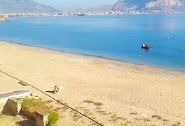 Trovato cadavere in spiaggia, ha una profonda ferita sulla testa