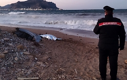 Cadavere in spiaggia a Palermo, il giallo si infittisce: perquisita una casa