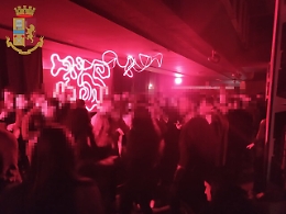 Catania, la discoteca aperta nonostante i divieti: dentro decine di persone senza mascherina