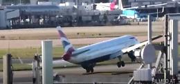 C'è troppo vento, l'aereo fallisce l'atterraggio