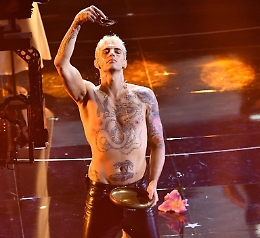 Achille Lauro si battezza, il web si divide