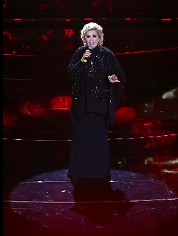 Iva, voce e grinta a 82 anni con "Voglio amarti"