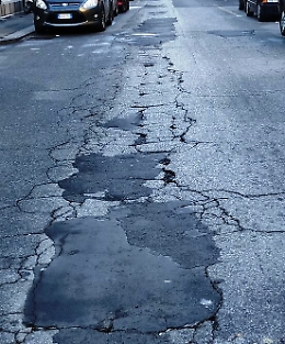 Via E. D&rsquo;Angi&ograve; sale la protesta: "Strada comunale dissestata e pericolosa"