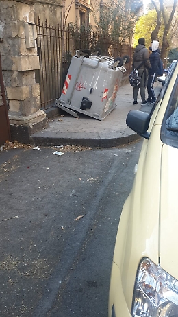 Catania: cassonetto ribaltato in via Ipogeo