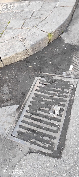 Catania: caditoia colma di cenere in via Grasso Finocchiaro