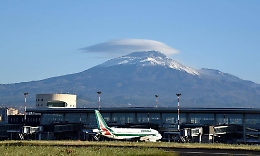 «Aeroporto e ospedali non fanno la differenziata»: a Catania c’è un altro caso rifiuti