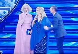 Il duello tra Drusilla e Iva Zanicchi: «Cosa ho più di te? Sono colta»