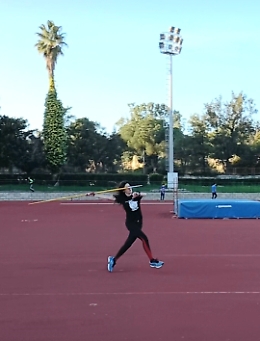 Una emozionata Giusi Parolino riceve il premio della Fidal regionale per il centenario della fondazione