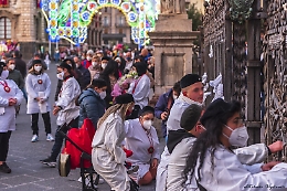 Sant'Agata, la sosta e le preghiere dei devoti dinnanzi ai cancelli della cattedrale