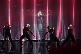 Sanremo, l'omaggio all'eterna Raffaella Carrà scatena l'Ariston