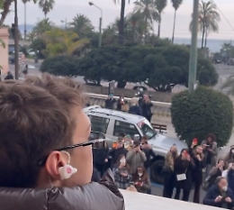 Sanremo, Mahmood e Blanco si affacciano al balcone e cantano Brividi