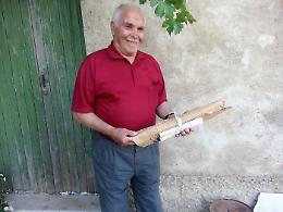 Scriveva storie, canzoni e poesie su sacchi di carta: morto Carmelo Campanella