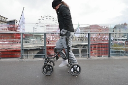 Tre adulti paralizzati tornano a camminare con elettrodi e un tablet