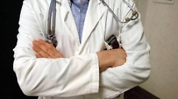 "Campi di concentramento per i no-vax": frase choc sui social di un medico di Palermo