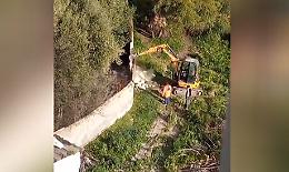 Abbatte il muro di un oratorio per appropriarsi del terreno: arrestato