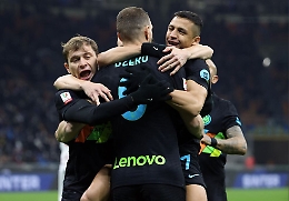 Super Dzeko e Sanchez stendono la Roma, l'Inter  vola in semifinale
