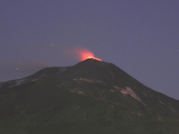 Etna, modesto trabocco lavico dal cratere di Sud-Est