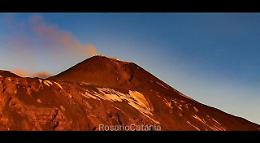 L'Etna torna a dare spettacolo: ecco l'eruzione dal cratere di Sud-Est