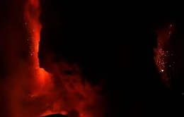 I fulmini vulcanici sull'Etna, lo spettacolare e rarissimo fenomeno durante l'ultima eruzione