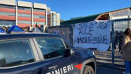 Studentesse denunciano molestie, prof indagato