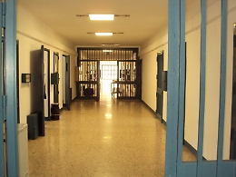 Incendio dentro le celle nel minorile di Bicocca: 4 agenti intossicati