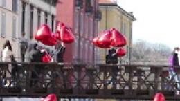 Milano, per San Valentino i Navigli riempiti da palloncini a forma di cuore