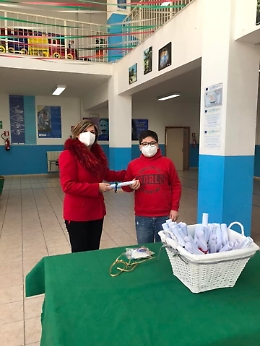 La preside dell'Ic "Pirandello", Anna Gangarossa, consegna gli attestati di Pekit ai suoi alunni