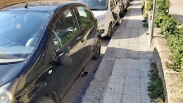 Vandali in azione in via Gioeni: distrutti gli specchietti retrovisori di diverse auto in sosta