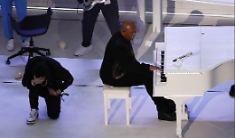 Superbowl, Eminem si inginocchia contro l'ingiustizia razziale in Usa