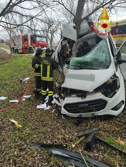 Stagista di 16 anni muore in incidente stradale sul furgone della ditta