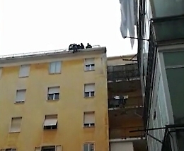 Donna minaccia di gettarsi nel vuoto: due poliziotti riescono a trarla in salvo