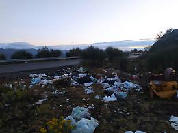 Etna Nord, strada provinciale "quota mille" ridotta a una discarica