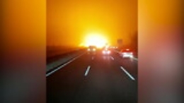 Lodi, l'impressionante bagliore del camion a fuoco sull'autostrada