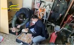 Catanzaro, nell'armadio due valigie piene di soldi