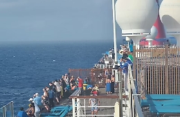 Donna cade in mare da una nave crociera, ricerche in corso