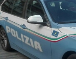Prima la porta a cena poi cerca di strangolarla in strada: arrestato