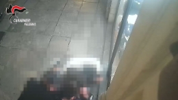 Palermo, il pestaggio a colpi di bottiglia di vetro interrotto dai carabinieri: tre arresti