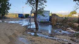 Grossa perdita d'acqua da tre settimane, ma nessuno interviene