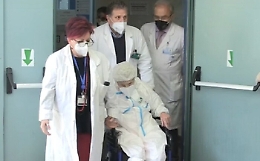 A 102 guarisce dal Covid e lascia l'ospedale di Partinico