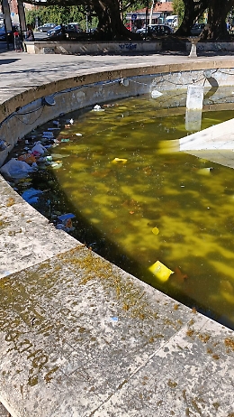 Catania: vergognosa immagine della fontana al centro storico
