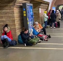 Ucraina, sfollati si rifugiano nella metropolitana di Kiev